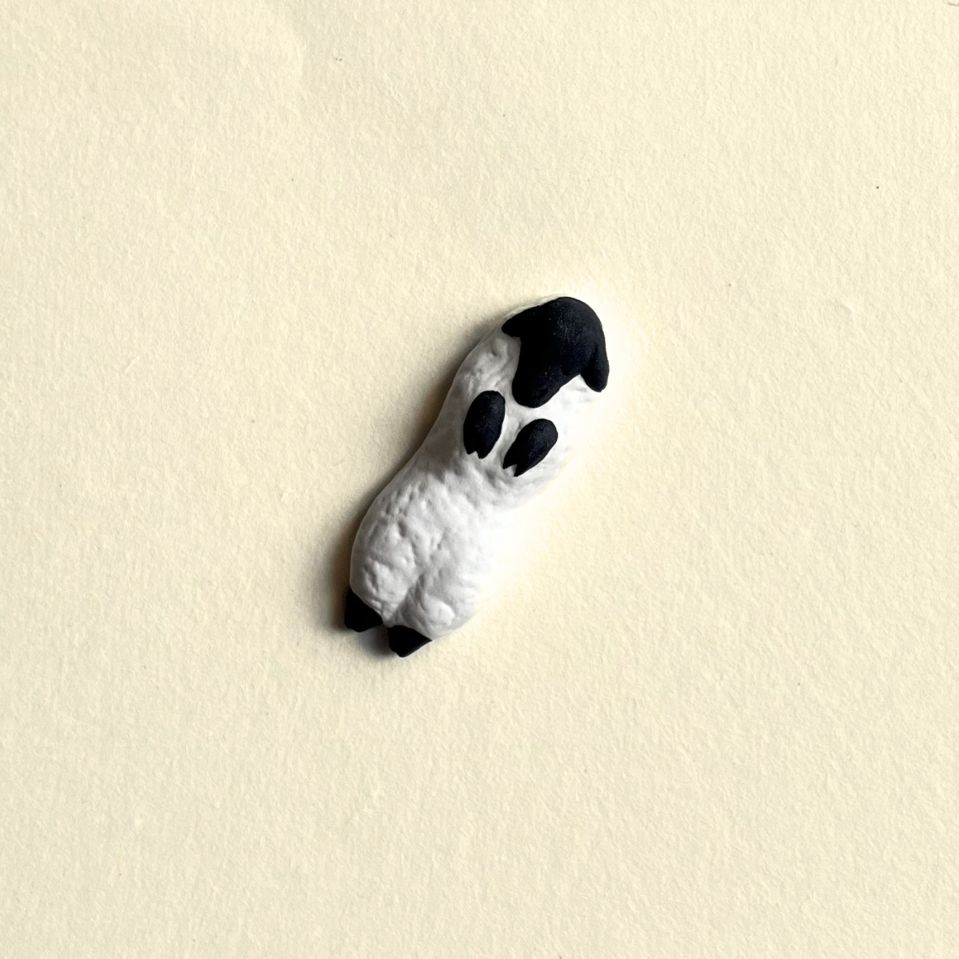 Podstawka pod pałeczki Śpiąca Owieczka na plecach